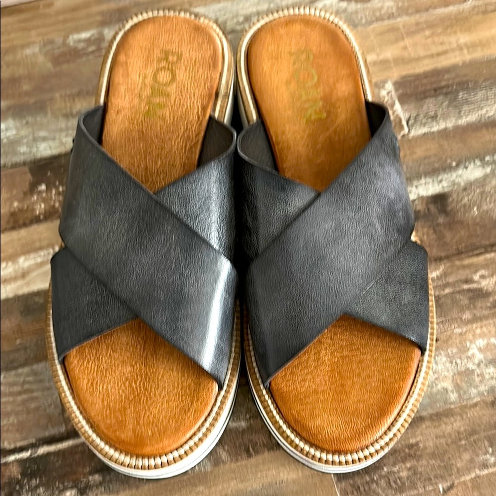Roxy Black and Tan Sandals with Criss-Cross Straps